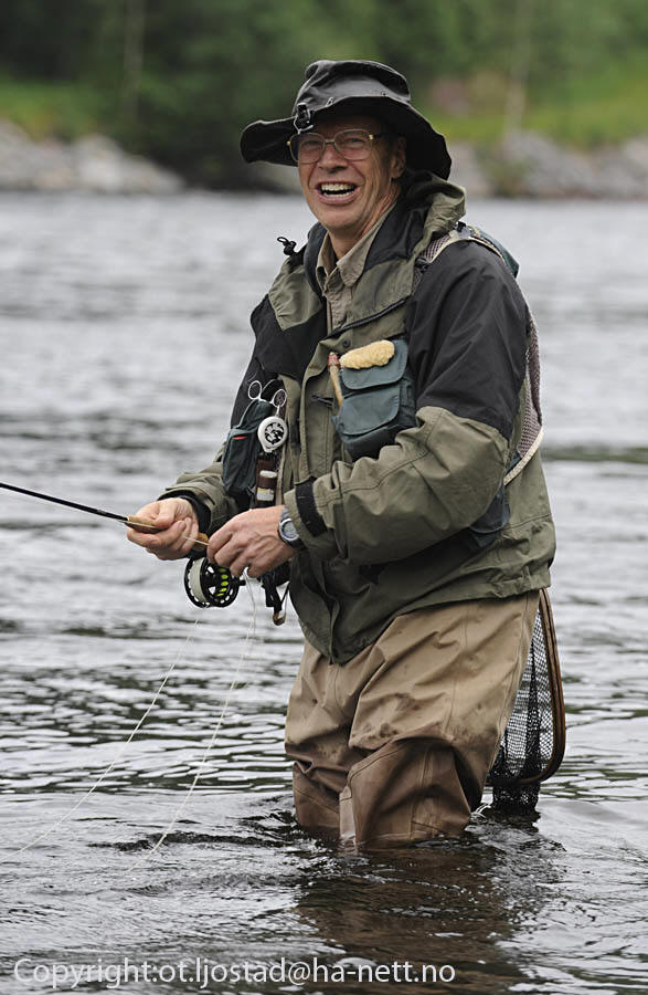 Bengt Olof Eriksson fisker med nymfe i Renaelva
