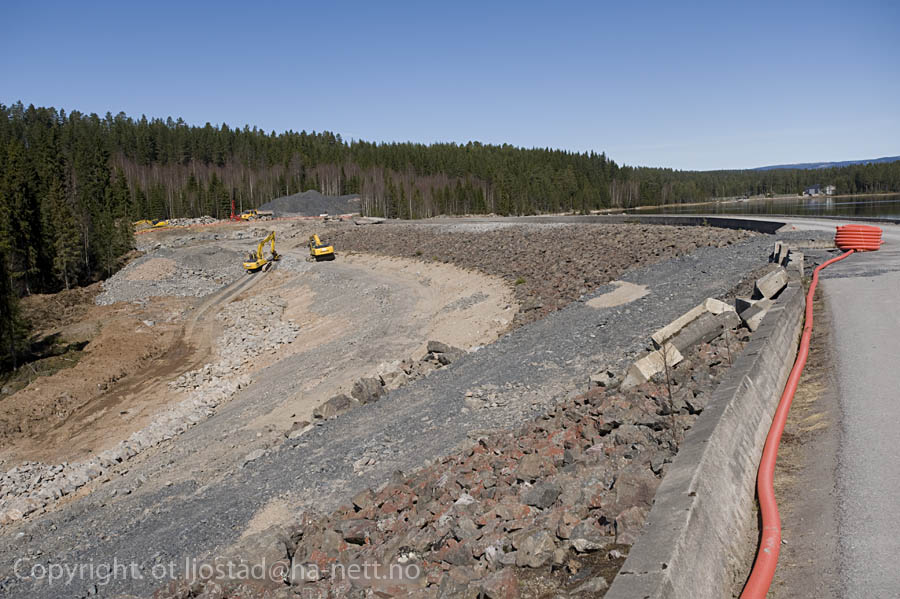 Arbeid på demninga ved Løpsjøen i Åmot for å forsterke den.